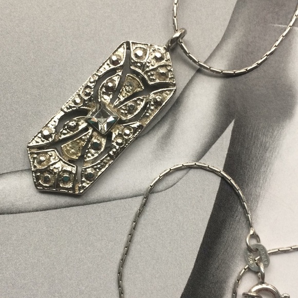 Pristine Lovely Vintage Pendant with Silver Chain - Picture 1 of 4